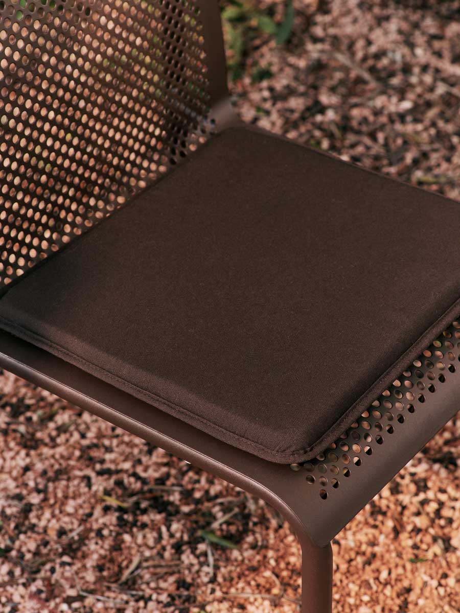 FermLiving_SS25_DappleChair_DarkChocolate_1104270682_OutdoorSeatPad_Solids_Ebene_1104271245-(1).jpg
