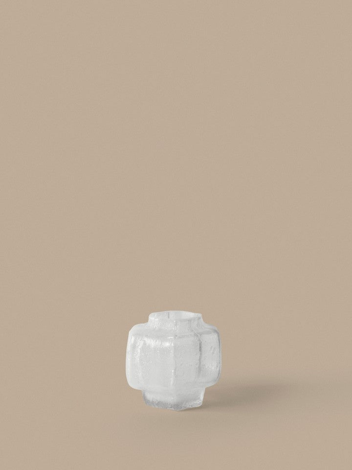 FermLiving_AW26_PackshotsWithBackground_MokuriVase_H15_White_1104273892.jpg