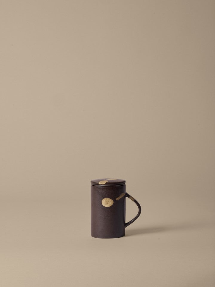FermLiving_SS26_PackshotsWithBackground_KoyoTeaMugWithInfuserSet_DarkBrown-Buff_1104272735.jpg