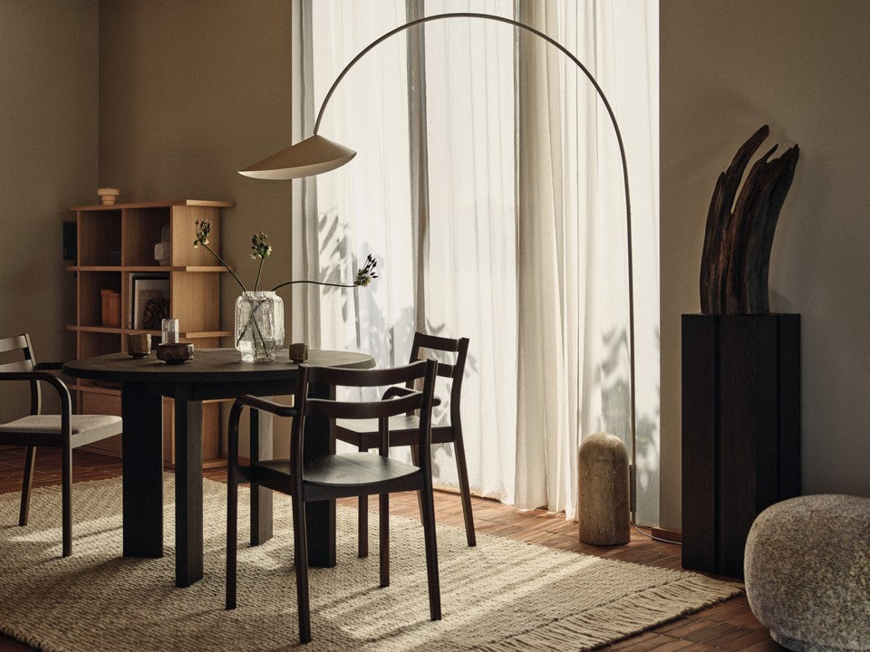 FermLiving_AW26_ArumArchedFloorLamp_Cashmere_1104274362_MokuriVase_H25_Clear_1104273887_BodaDiningChairWithArms_DarkStainedBeech_1104274250_UdoRug_200x300_Off-white-Black_1104273876_2.jpg
