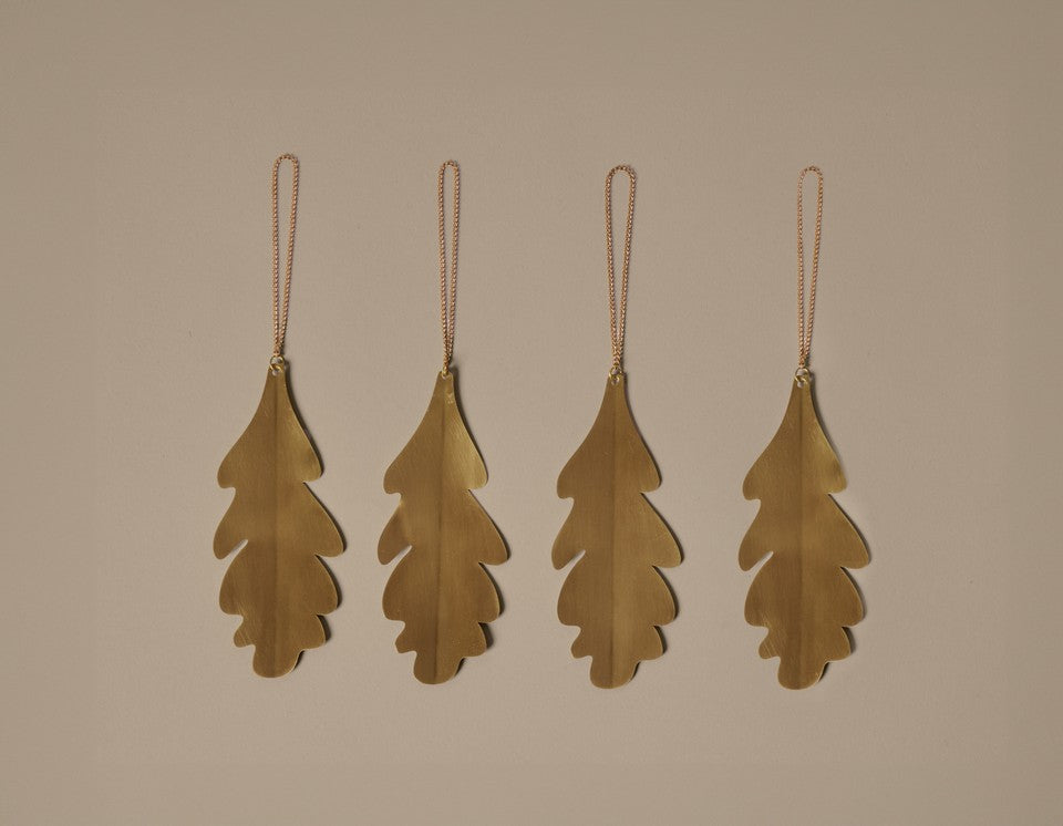 FermLiving_Holiday2025_PackshotsWithBackground_OakLeafBrassOrnaments_SetOf4_Brass_1104271778.jpg