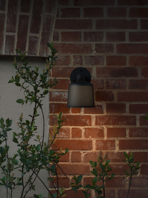 Vipp551_outdoor-wall-spot-black-lifestyle08-low.png