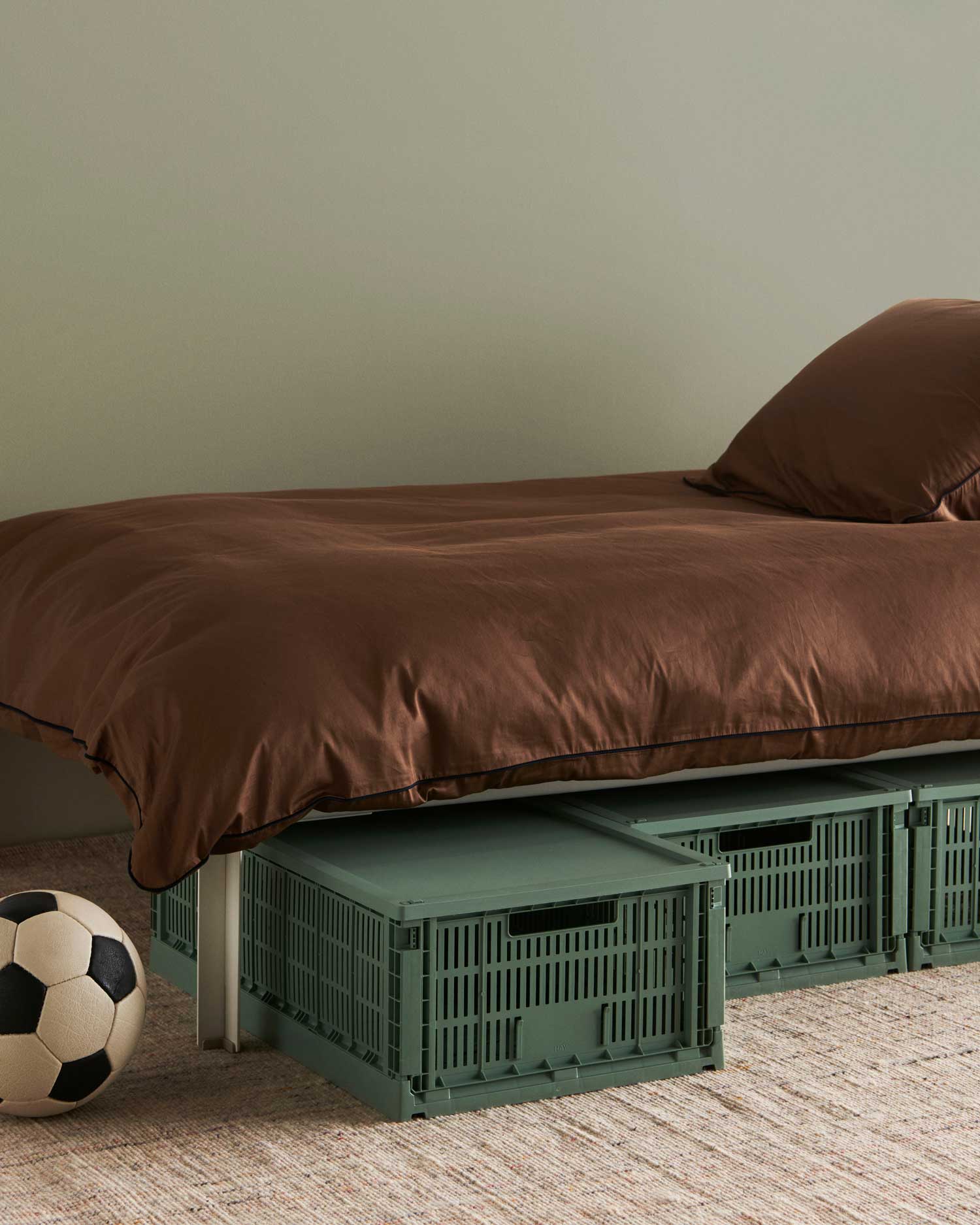 HAY-Colour-Crate-XL-sage-green_HAY-Colour-Crate-Lid-Plastic-XL-sage-green_Outline-milk-chocolate_Crayon-Rug-multi.jpg