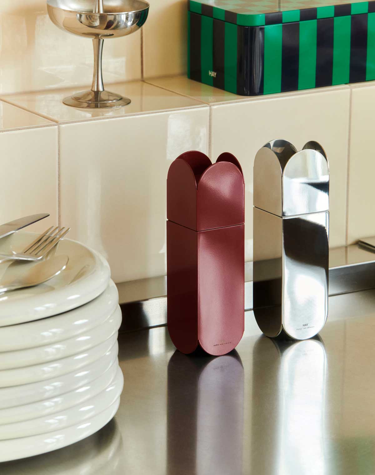 Italian-Ice-Cup_Tin-Container-S-green-and-dark-blue_Barro-Plate-dia18-set-of-2-off-white_Arcs-Salt-and-Pepper-Grinder-burgundy_mirror.jpg