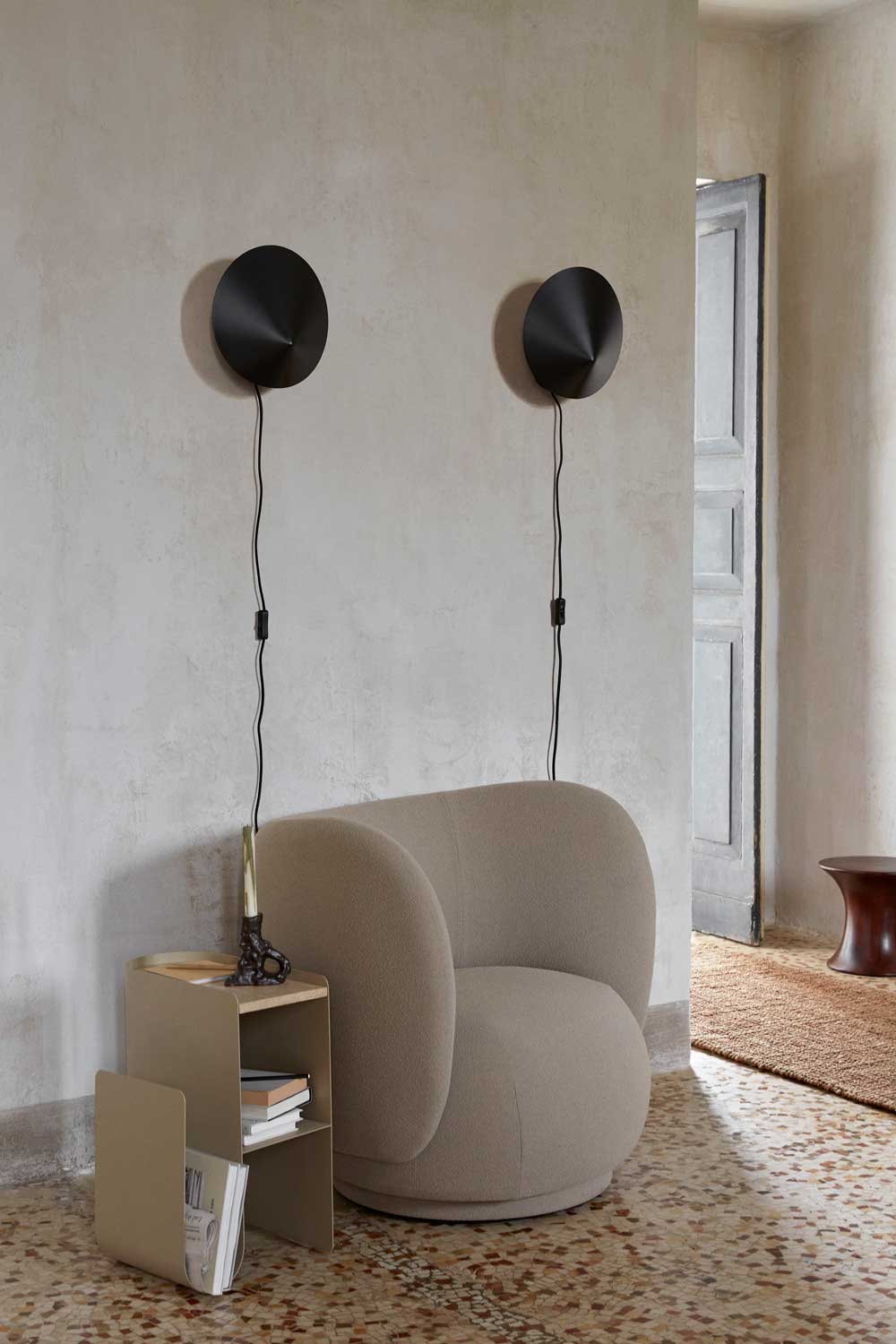 fermLIVING_SS23_VaultSideTable_1104267283_RicoLoungeChair_1104267276_ArumWallSconce_1104266372_1104266375_image_02.jpg