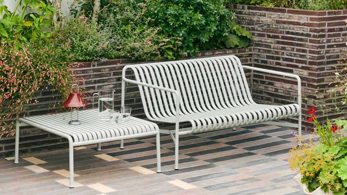 Palissade-Low-Table-sky-grey_Mousqueton-Portable-iron-red_Palissade-Lounge-Sofa-sky-grey.jpg
