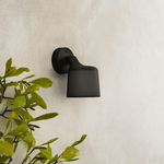 Vipp551_outdoor-wall-spot-black-lifestyle04-low.png