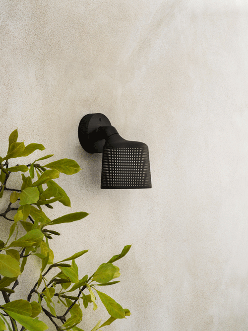 Vipp551_outdoor-wall-spot-black-lifestyle04-low.png