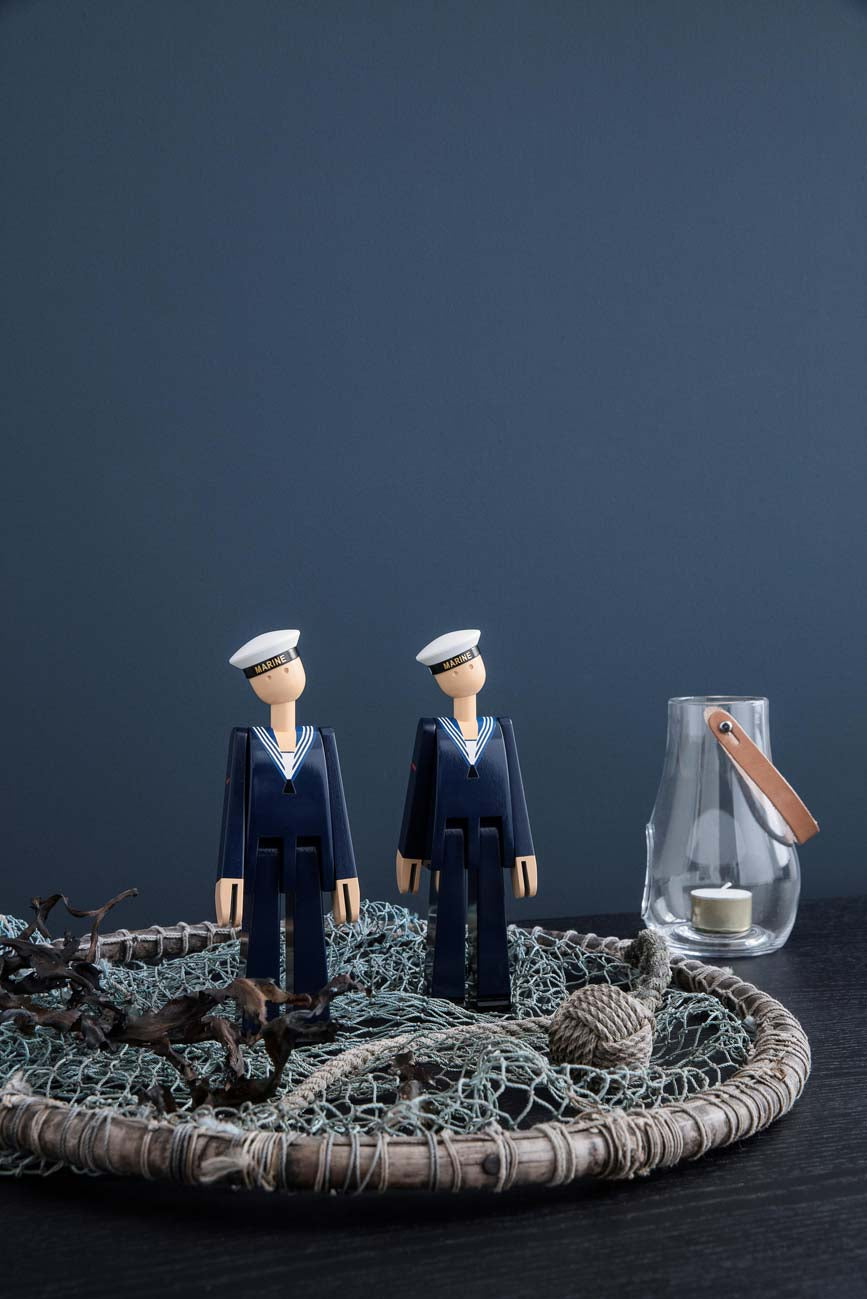 kb_39267_marine_two_figures_standing_on_table.jpg