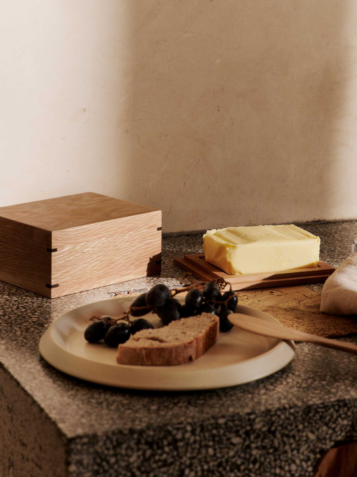 FermLiving_SS25_BonButterBox_NaturalOak_1104271007_ErenaSidePlate_22_Cream_1104270742.jpg