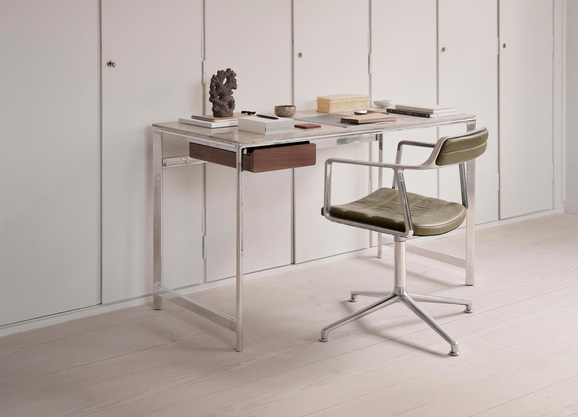 vipp-430-studio-desk-jura-02.jpg