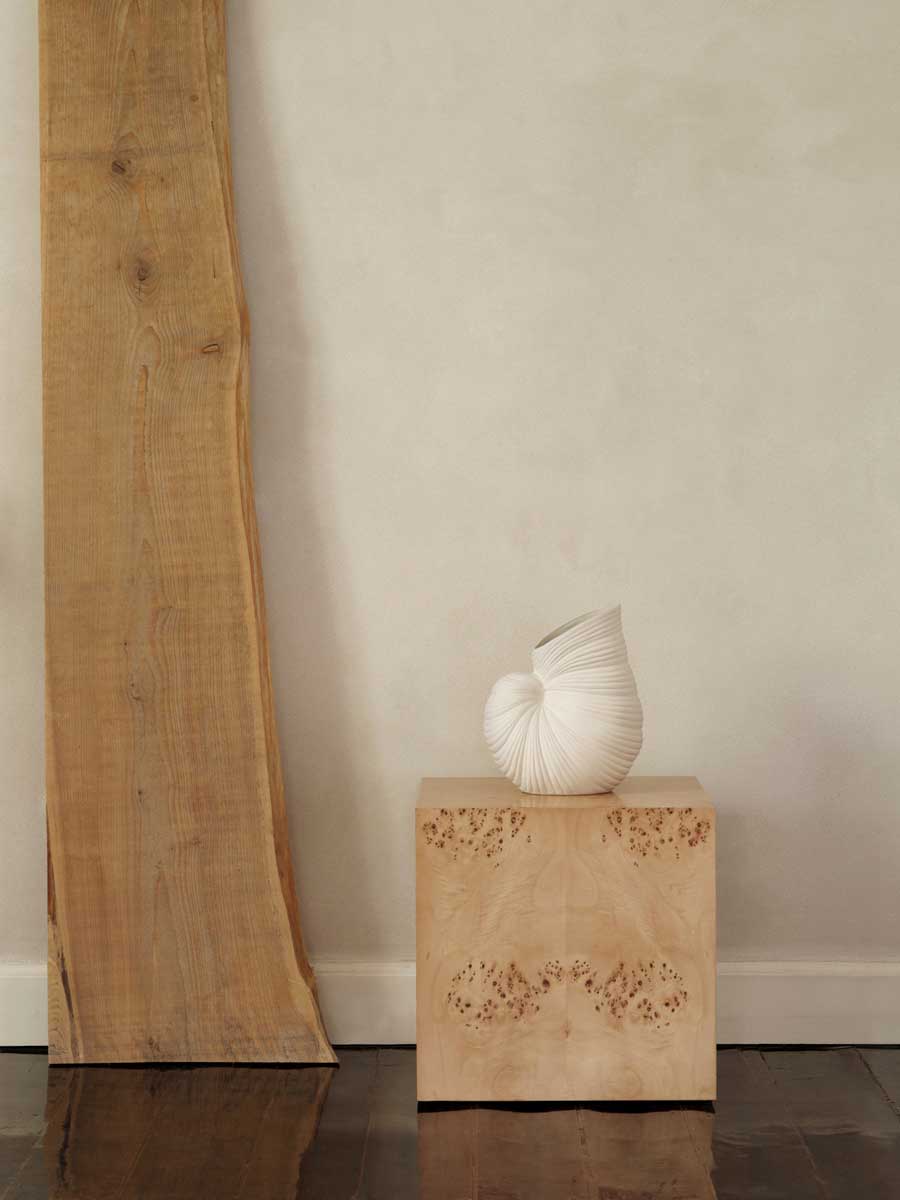 fermLIVING_AW24_ShellVase_Off-white_1104269904_BurlCubeSideTable_Natural_1104270162.jpg