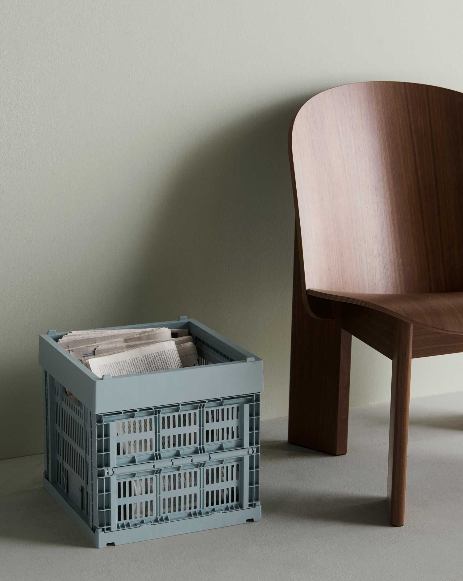 HAY-Colour-Crate-Cube-dusty-blue_Chisel-Lounge-Chair-wb-lacquered-walnut.jpg
