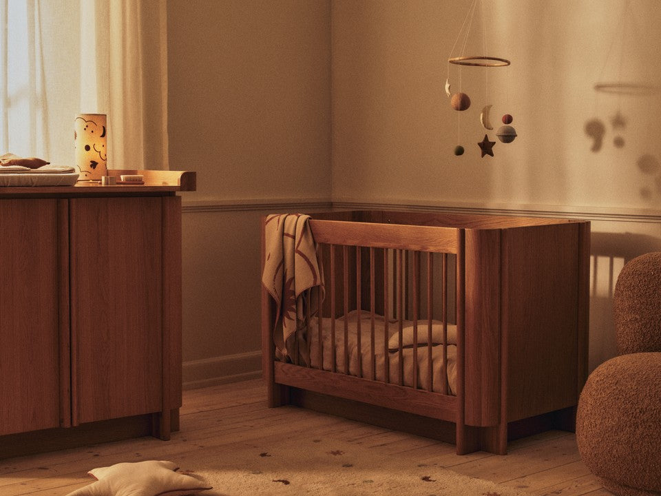 FermLiving_SS26_SkyeMobile_1104273156_TiluBabyCot_1104273074_TiluDresser_1104273075_SkyeTableLamp_1104273319.jpg