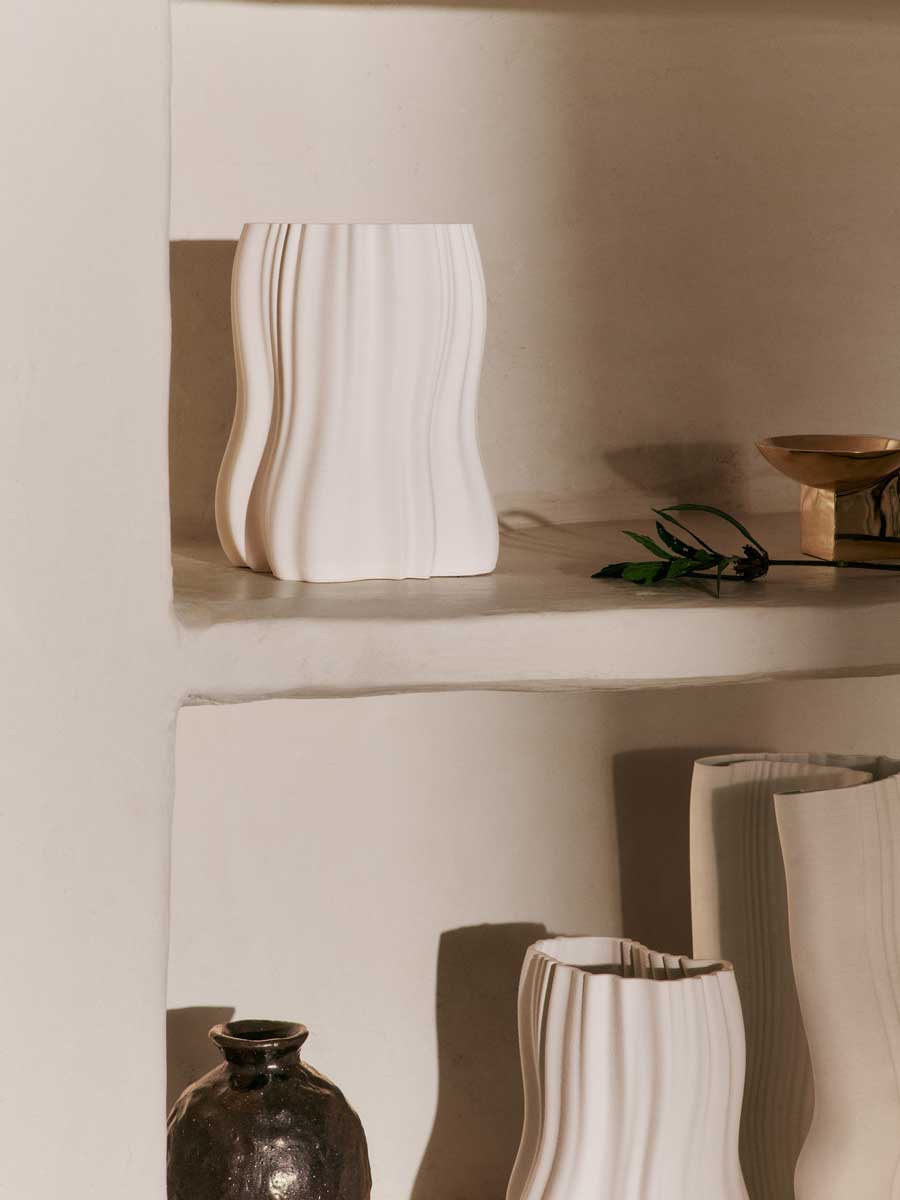 FermLiving_SS25_MoireVase_H20_Off-white_1104270976_2.jpg
