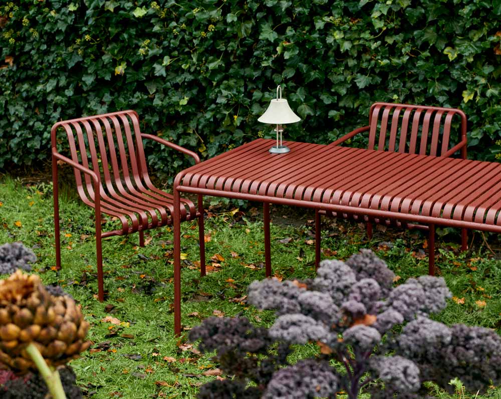 Palissade-Dining-Armchair-iron-red_Palissade-Table-L170xW90xH75-iron-red_Mousqueton-Portable-oyster-white.jpg
