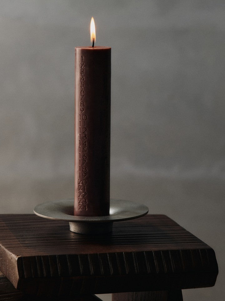 FermLiving_Holiday2025_MuraAdventCandle_DarkGrape_1104271467_SootheBlockCandleHolder_Aluminium_1104271982.jpg