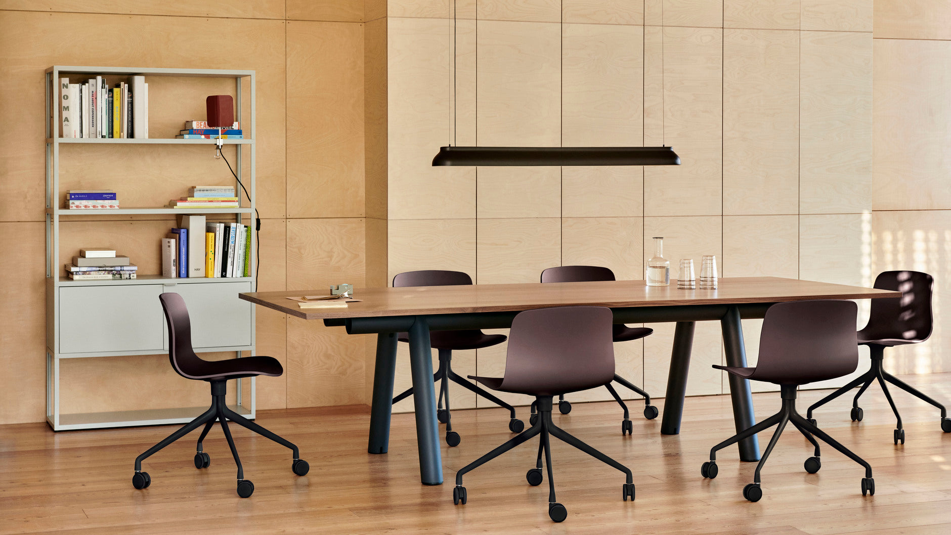 Boa Table wb lacquered oak tabletop charcoal powder coated alu frame_AAC 14 raisin 2.0 shell black base.jpg