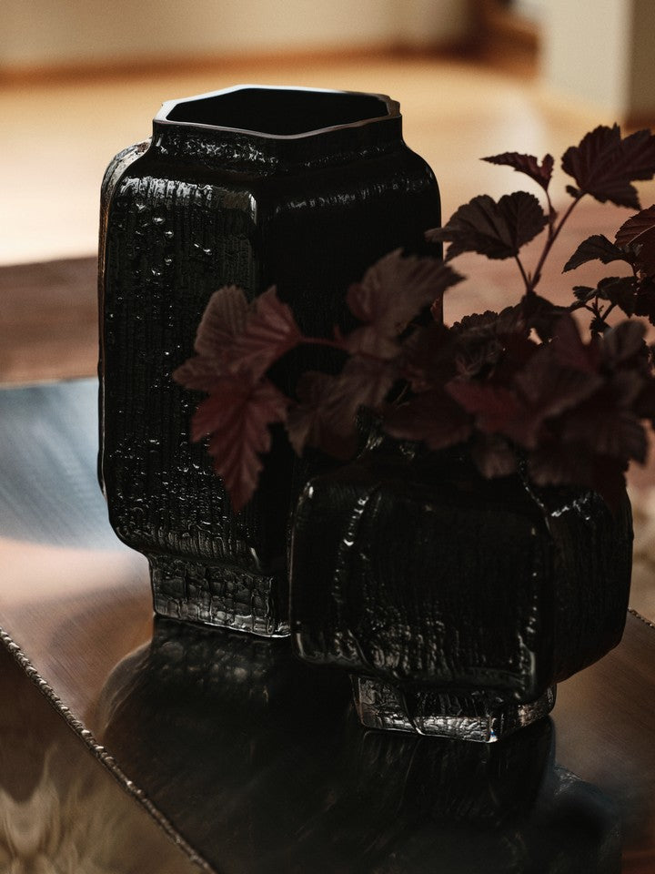 FermLiving_AW26_MokuriVase_H25_Black_1104273888_MokuriVase_H15_Black_1104273891 (1).jpg