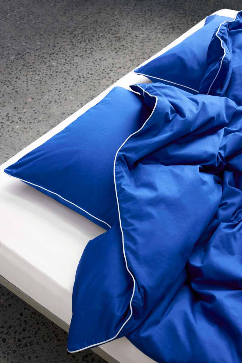 Outline-Duvet-Cover-140x200-vivid-blue_Outline-Pillow-Case-63x60-soft-vivid-blue-01.jpg