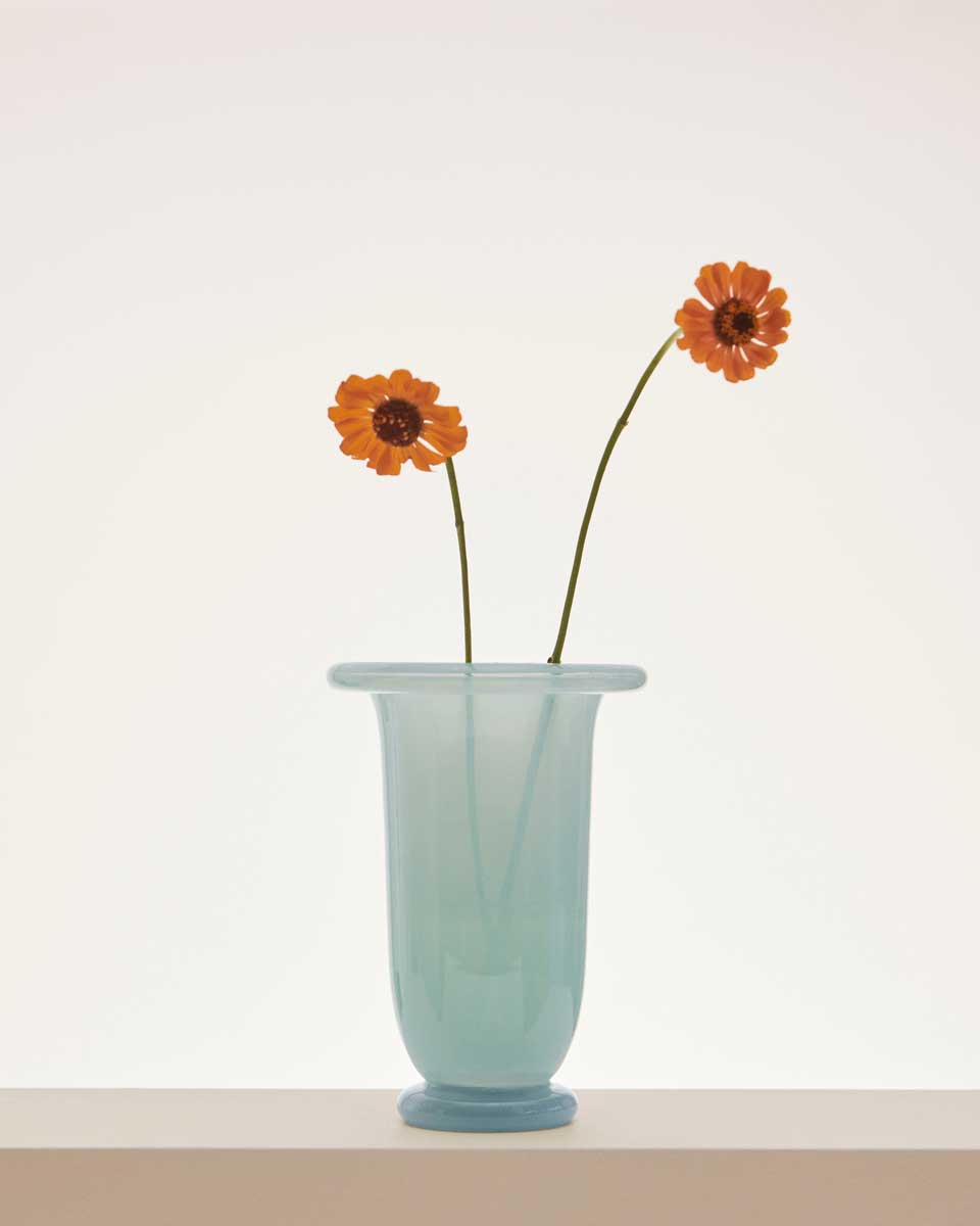 Empire-Vase-M-ice-blue-with-light-blue-base.jpg