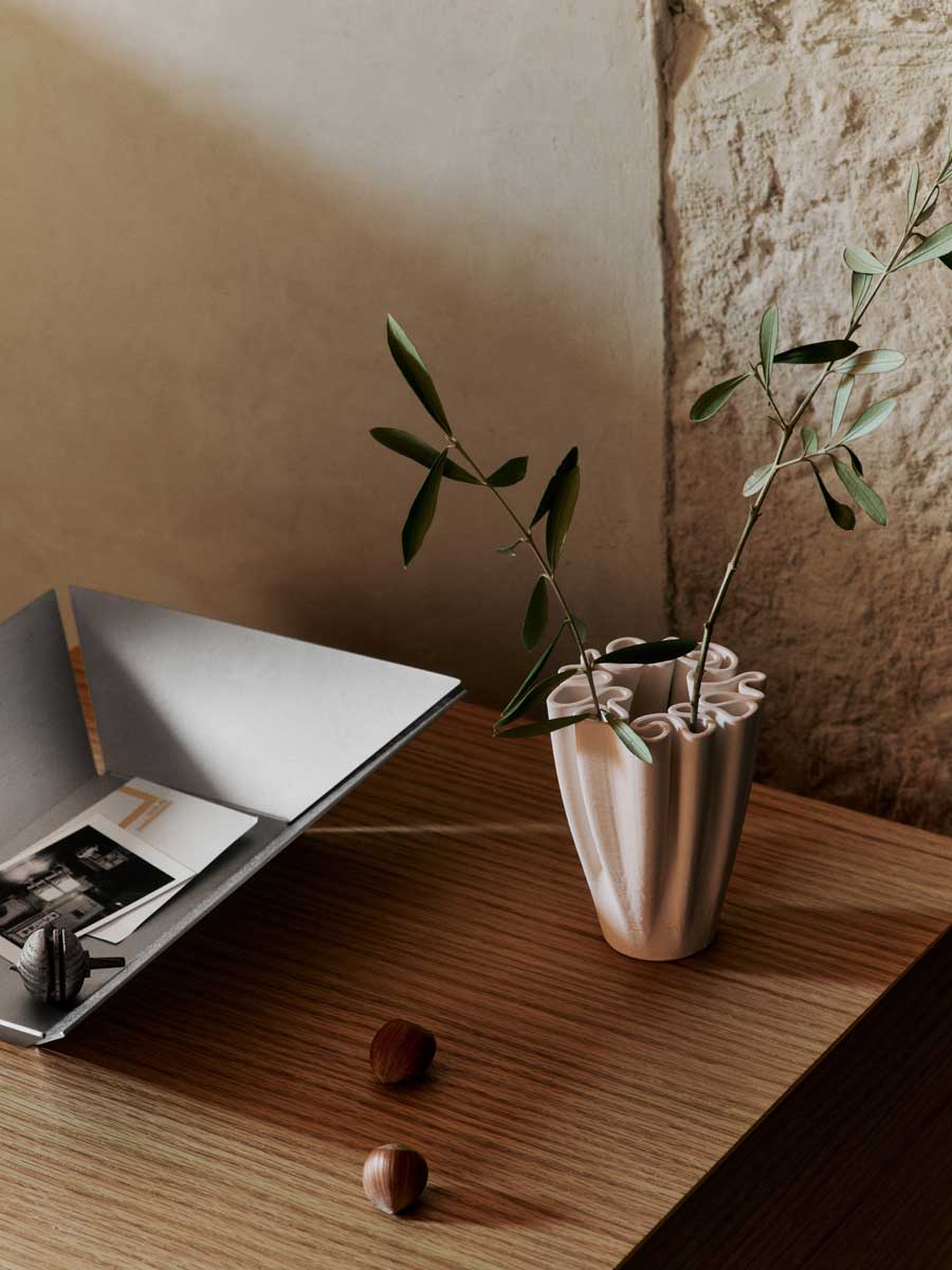 FermLiving_SS25_DedaliVase_H18_Off-white_1104270977_PressHighTray_Aluminium_1104270860.jpg