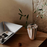 FermLiving_SS25_DedaliVase_H18_Off-white_1104270977_PressHighTray_Aluminium_1104270860.jpg