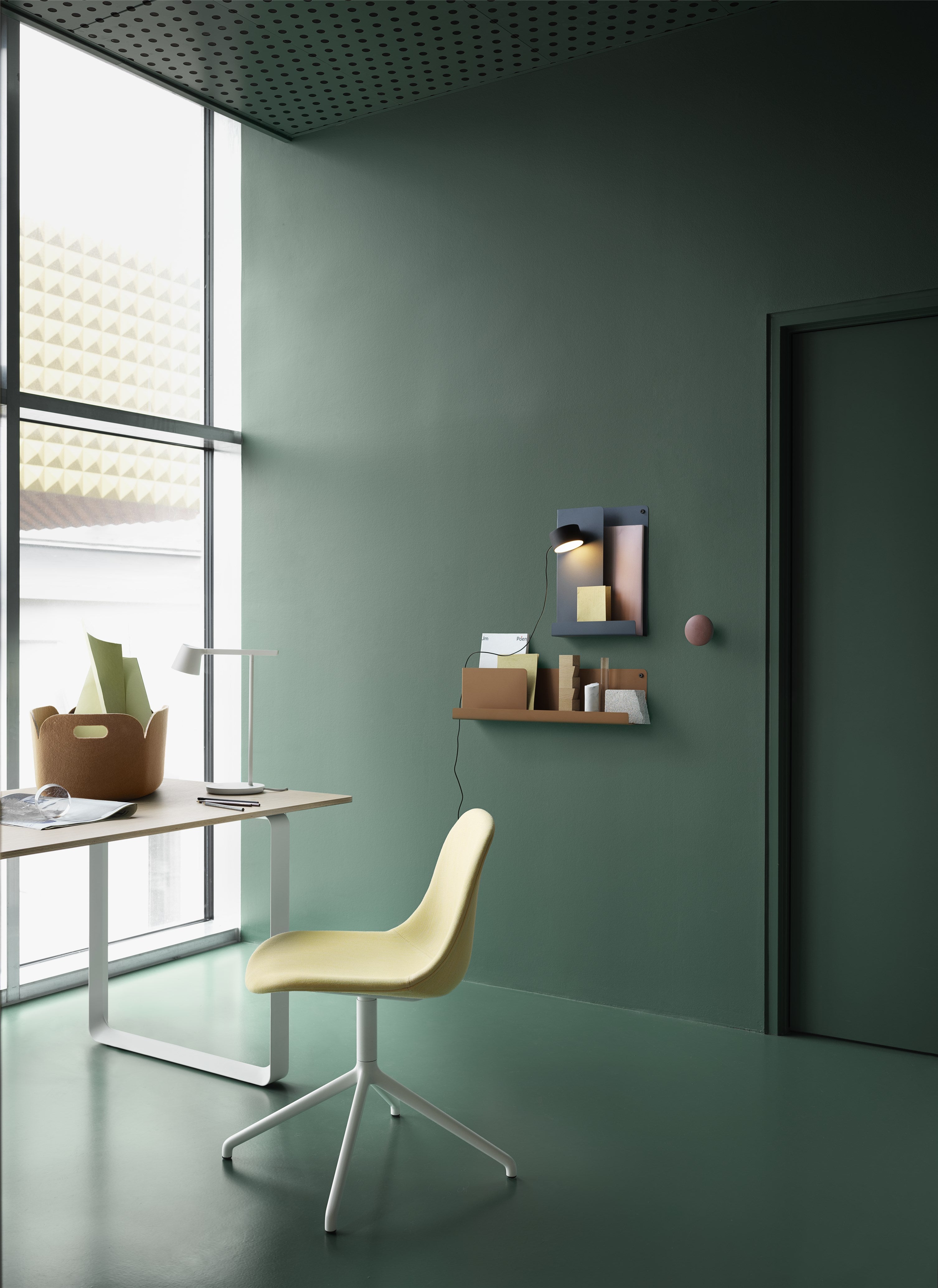 fiber-side-chair-swivel-balder-432-white-70-70-table-tip-lamp-folded-shelves-post-wall-lamp-muuto-org_(150).jpg