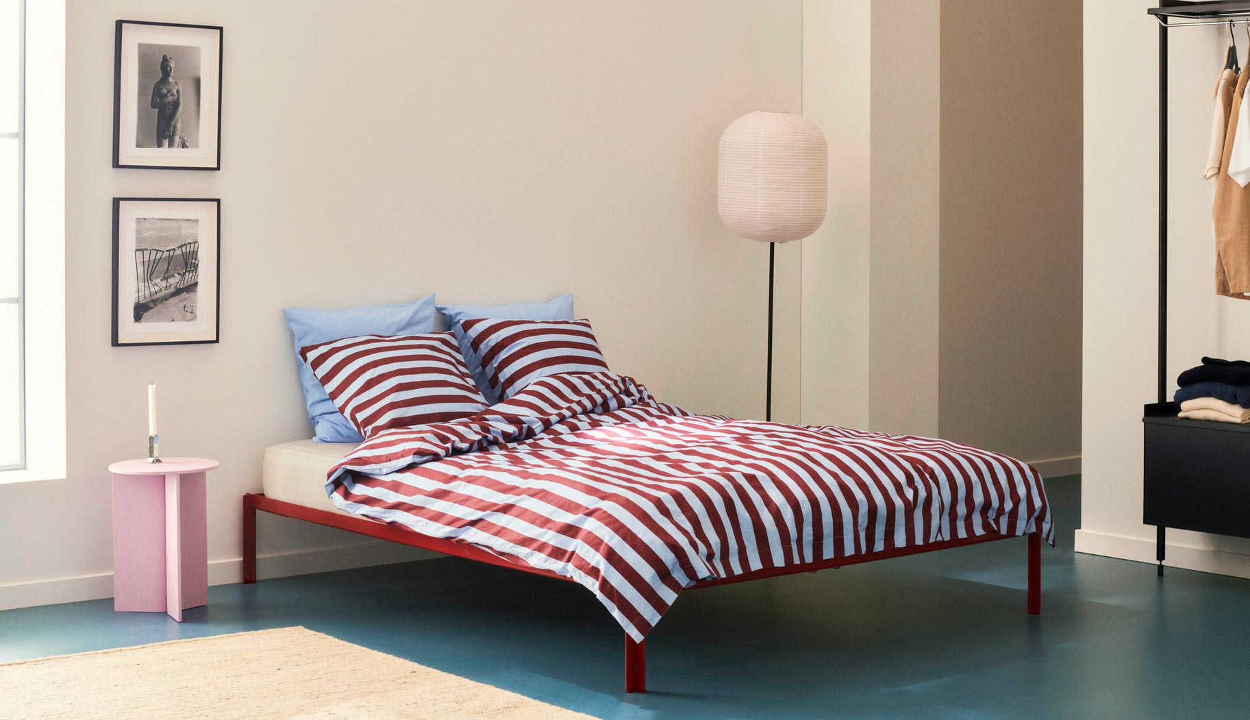 Connect-Bed-maroon-red_Pier-System-1001-PS-black-powder-coated-steel-black-anodised-profiles_Common-Paper-Shade-Oblong.jpg