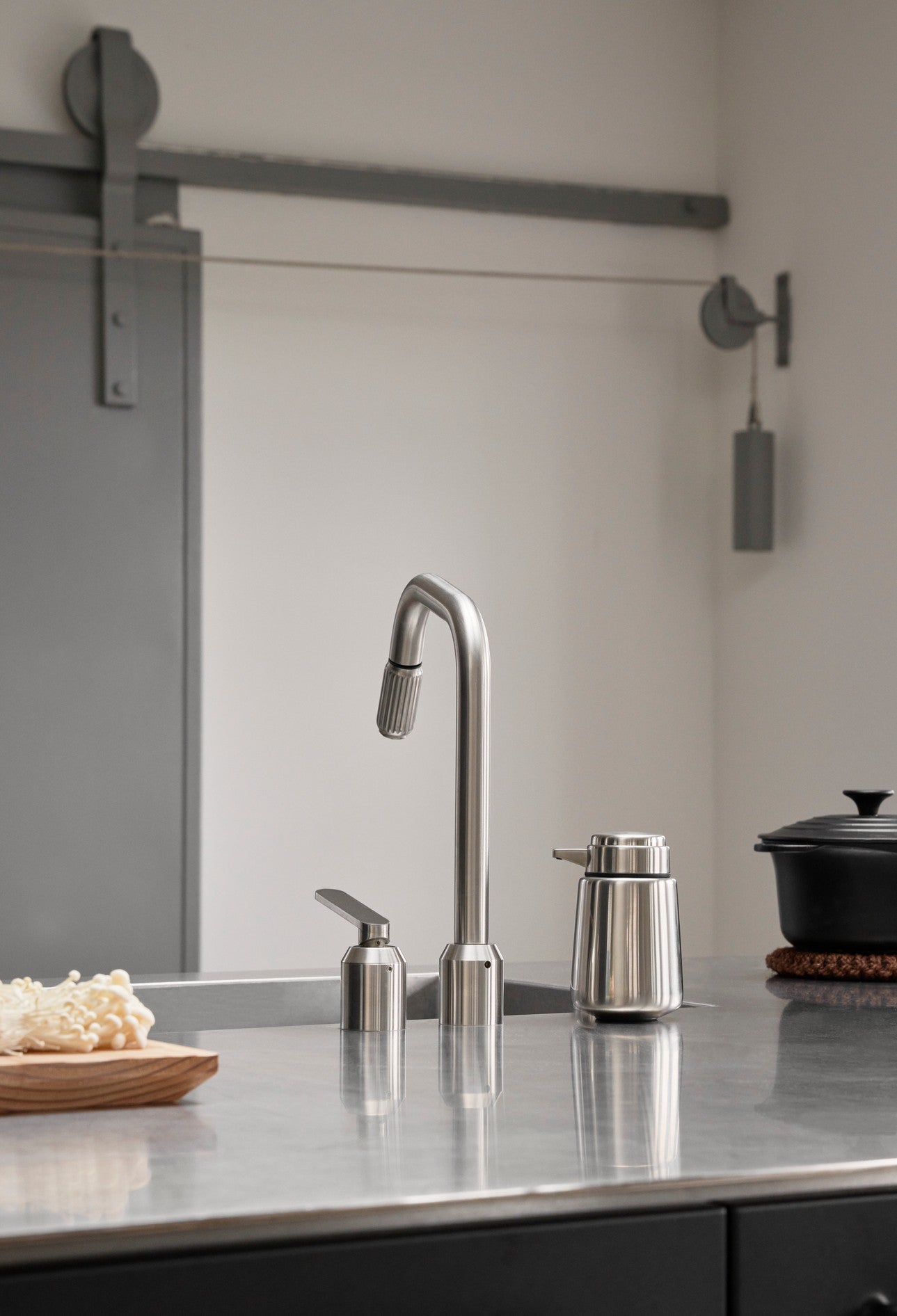 vipp-9-kitchen-stainless-steel-01.jpg