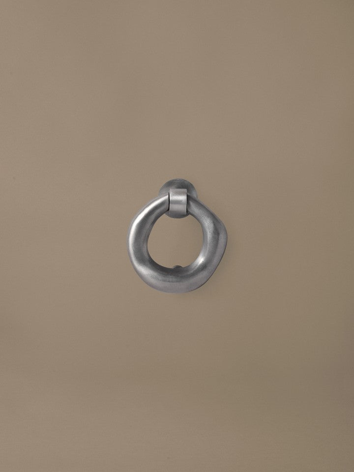 FermLiving_SS26_PackshotsWithBackground_OrrithDoorKnocker_BrushedAluminium_1104273179.jpg