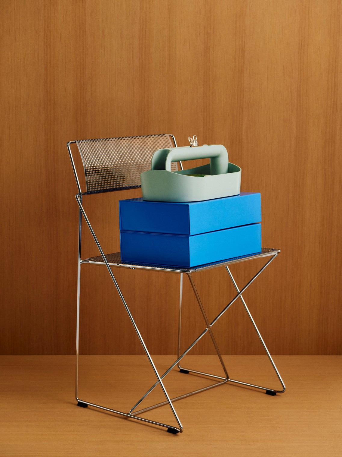 Colour Storage M vibrant blue_Tool Box mint_X-Line Chair chromed steel 01.jpg