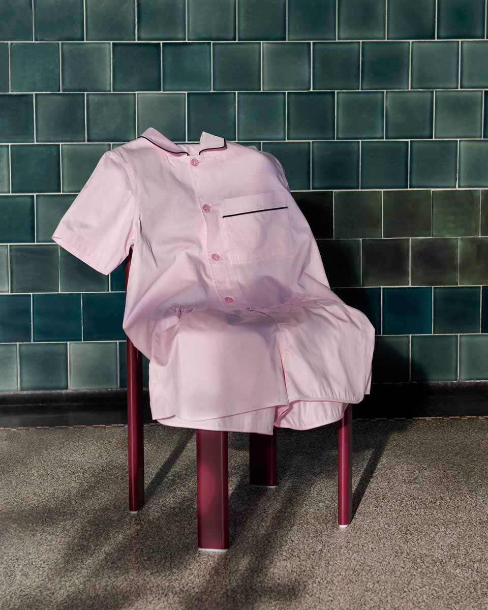 Outline-Pyjama-SS-Shirt-SM-soft-pink_Outline-Pyjama-Shorts-SM-soft-pink_Rey-Chair-grape-red-wb-lacquered-beech.jpg