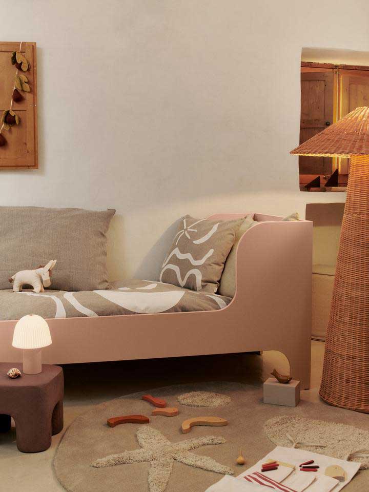 FermLiving_SS25_SillJuniorBed_Rose_1104270978_KoveAppliqueQuiltedBlanket_TanCashmere_1104270725_KoveAppliqueCushion_ElmGreen_1104270724_1104270868_FrillPortableLamp_CashmereWhite_11042710282_2.jpg