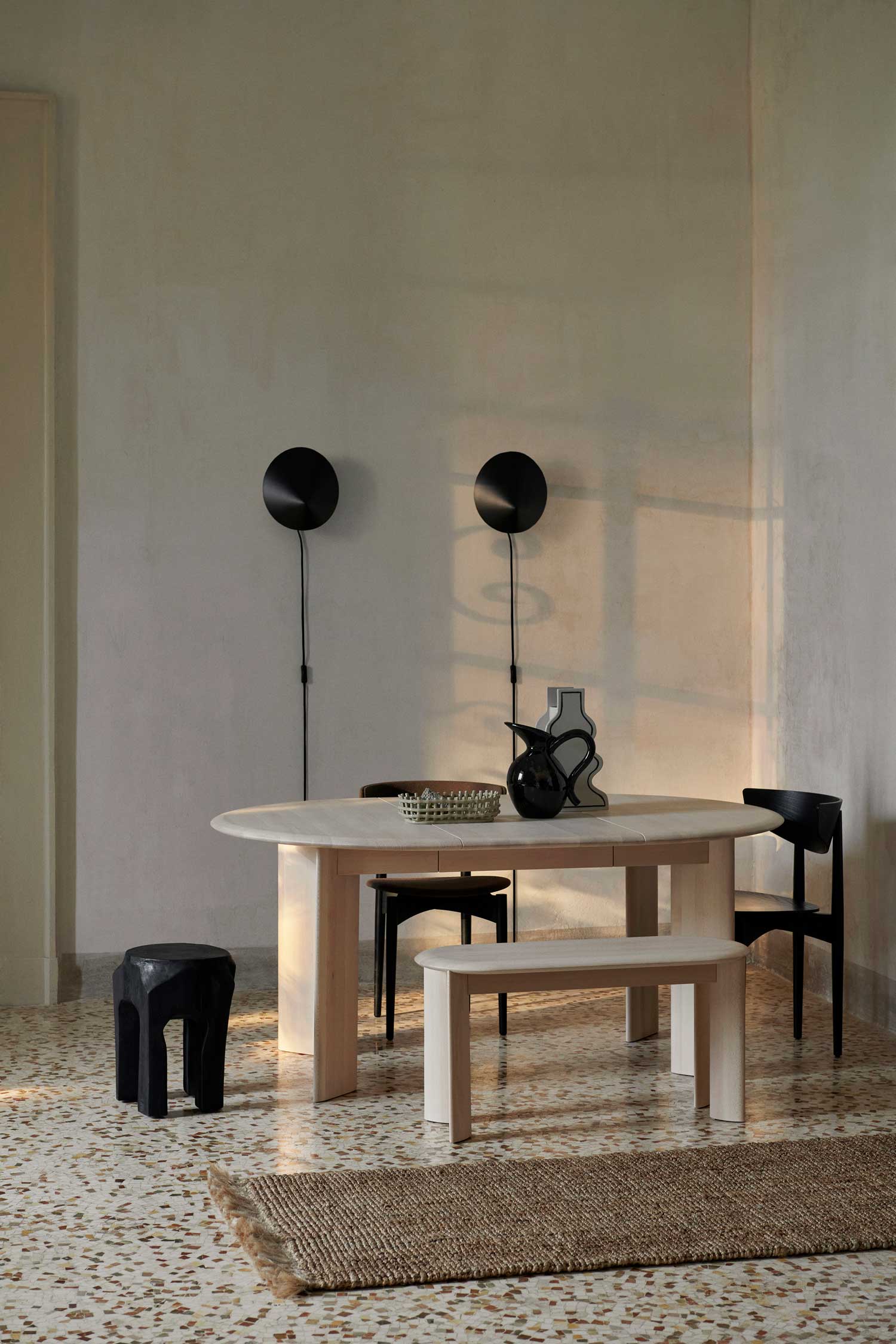 fermLIVING_SS23_BevelTable_1104267442_BevelBench_1104267441_AthensRunner_1104267474_image_01.jpg