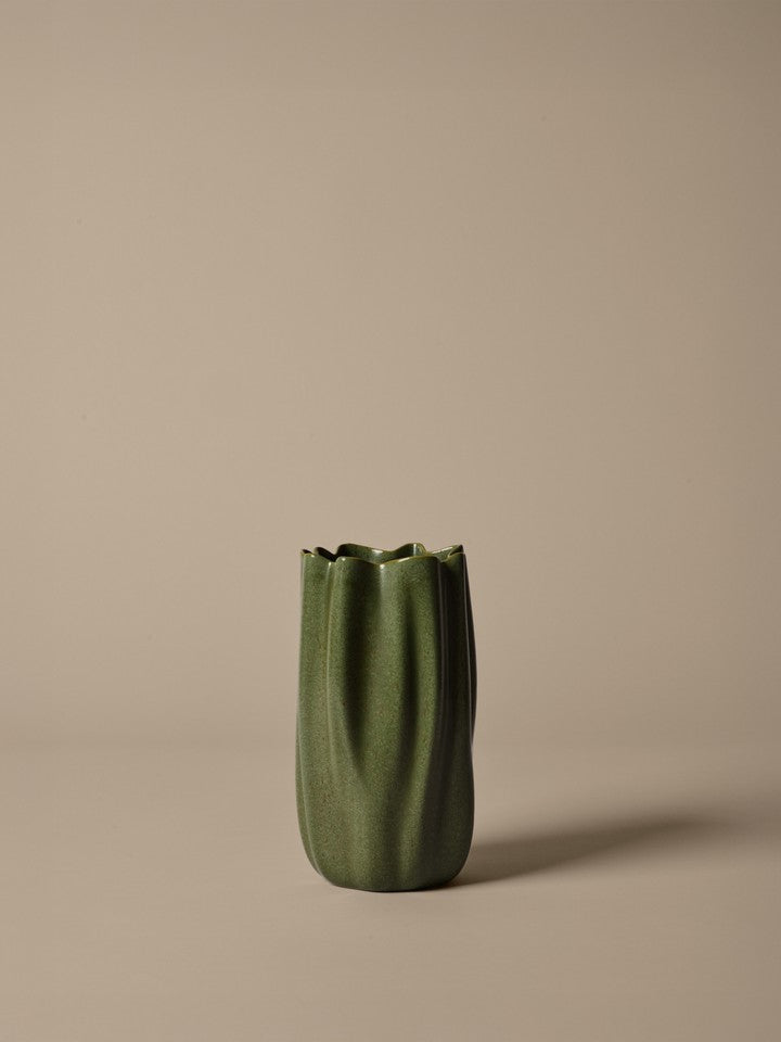 FermLiving_SS26_PackshotsWithBackground_NiumVase_H23_DarkSage_1104272493.jpg