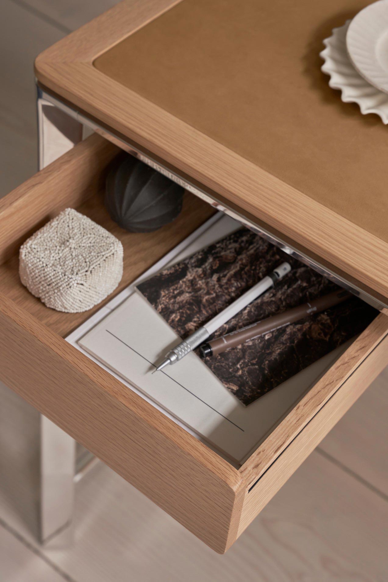 vipp-430-studio-desk-camel-drawer-light-oak-detail-01.jpg