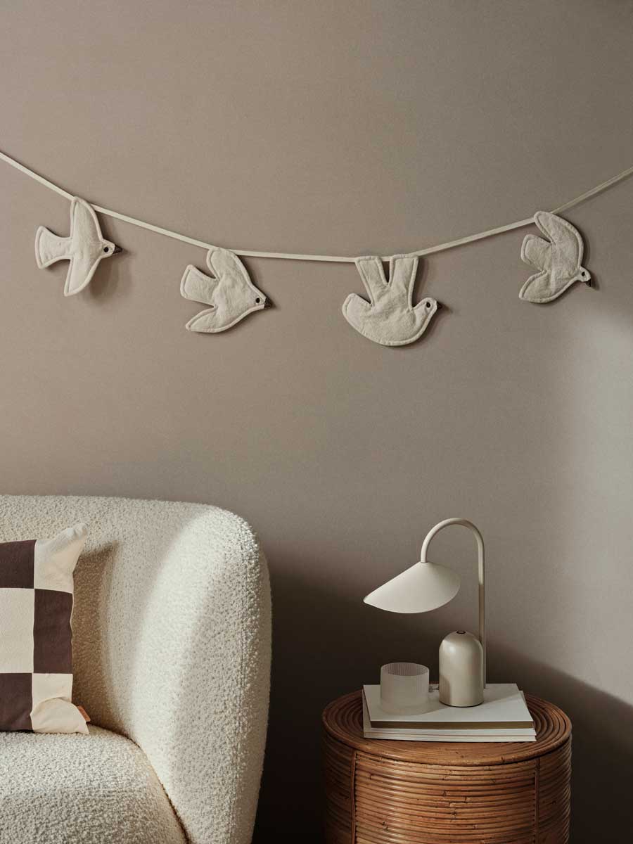 fermLIVING_SS24_SwifBirdGarland_Undyed_1104268641_ArumPortableLamp_Cashmere_1104269285_1.jpg