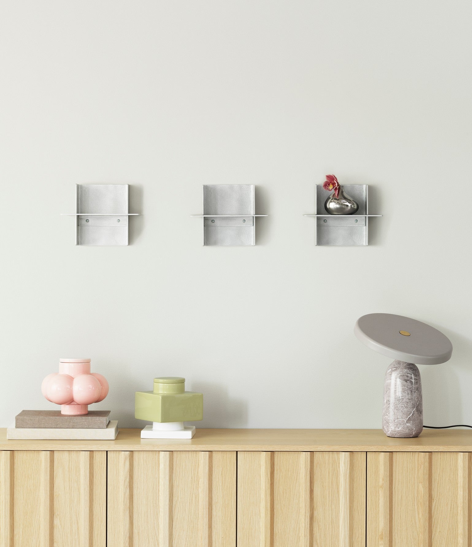 2025_Alu_Shelf_25cm_Deko_Object_S1_B4_Soft_Pink_S1_S4_Sage_S5_Sage_Eddy_Table_Lamp_Grey.jpg