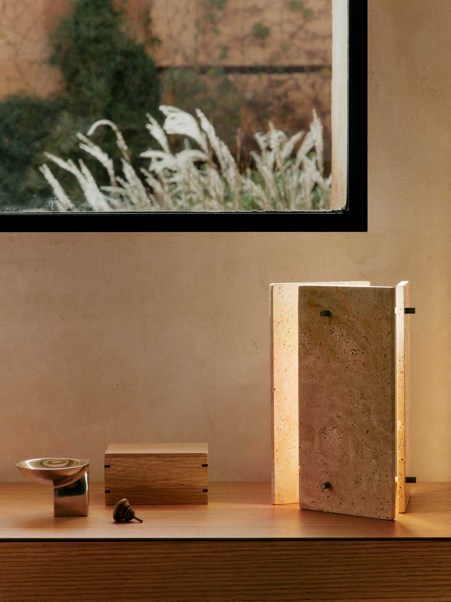 FermLiving_SS25_OesteTableLamp_Sand_1104271077_BonButterBox_NaturalOak_1104271007_SantanyBowl_Aluminium_9,5_1104270696-(1).jpg