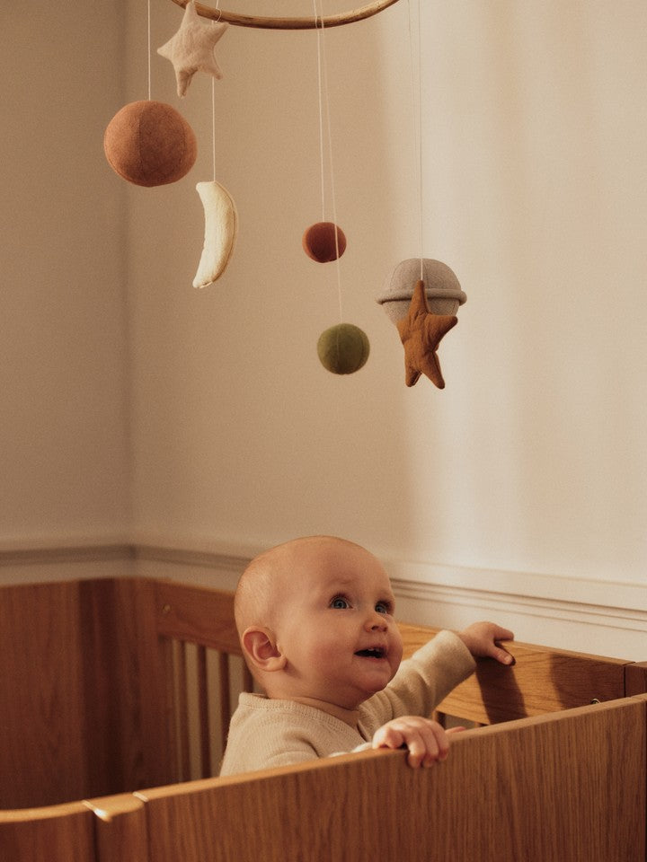 FermLiving_SS26_SkyeMobile_1104273156_TiluBabyCot_1104273074.jpg