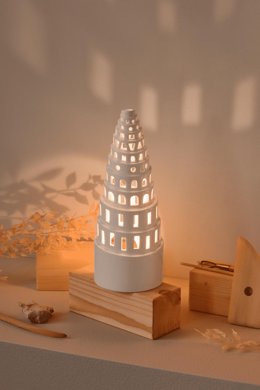 KAH_693027_Urbania_lighthouse_HighTower_on_shelf-6836.jpg