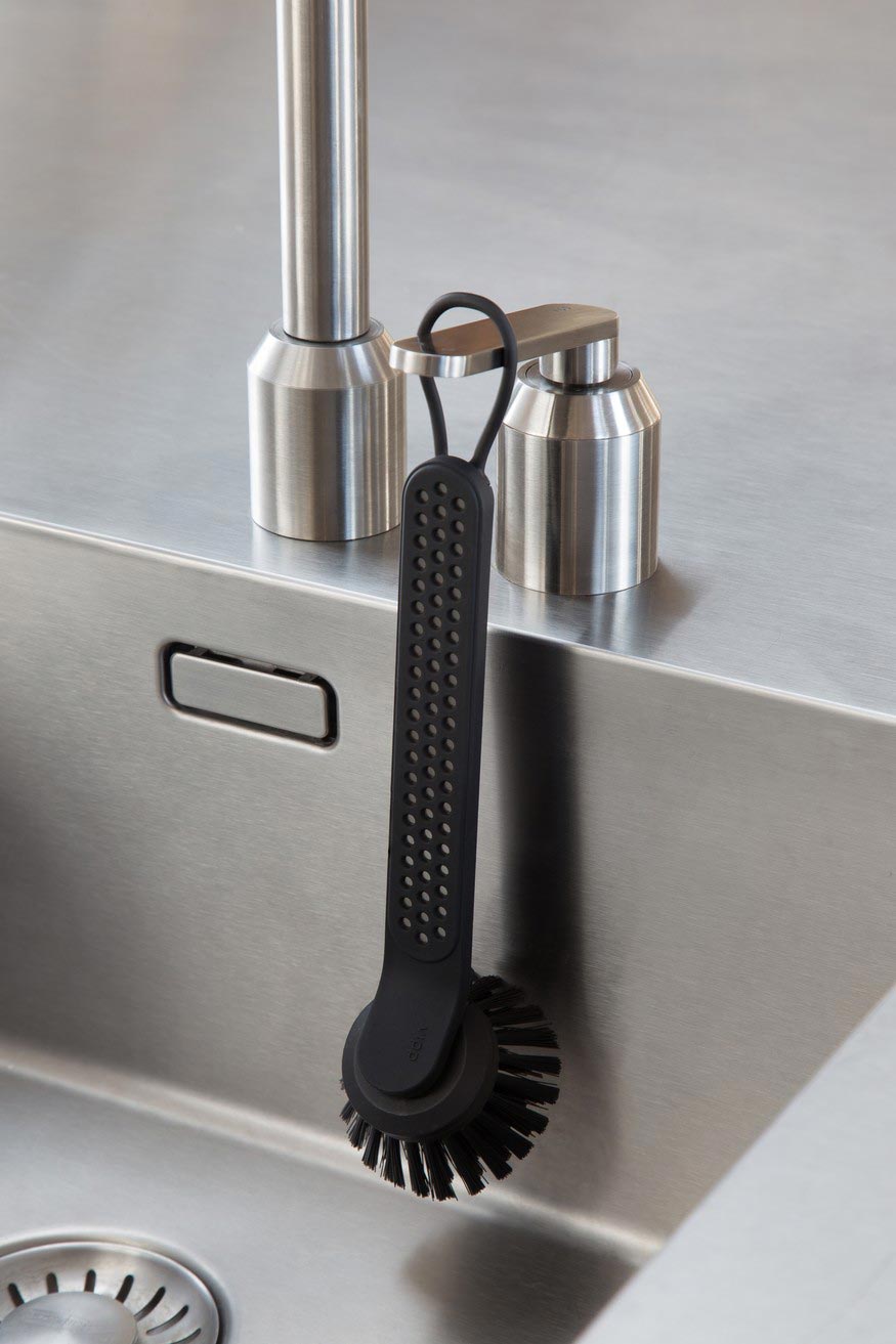 Vipp-280-dishwashing-brush-Loft-Kitchen14.jpg