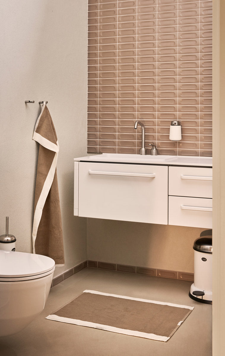 vipp-101-104-bath-mat-towel-large-taupe-01.jpg