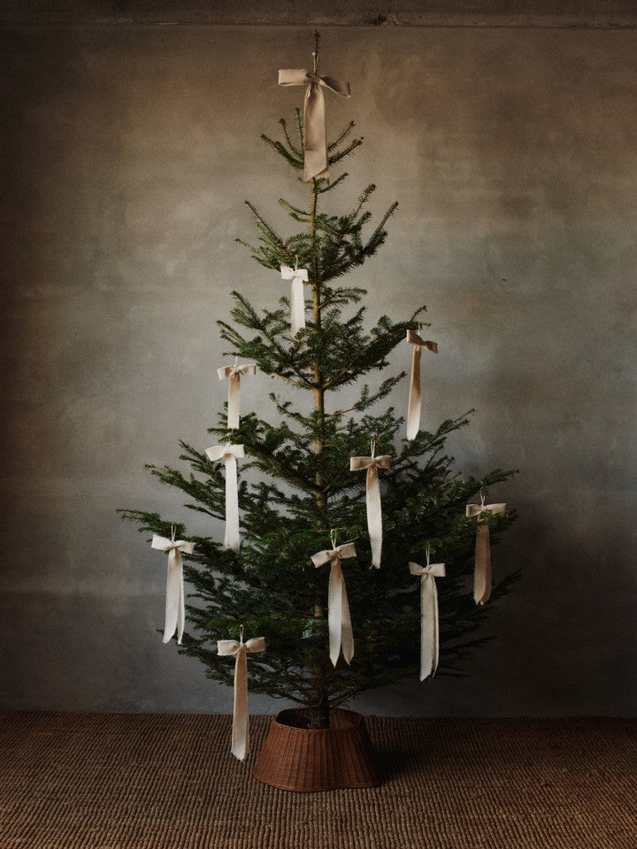 FermLiving_Holiday2025_BowDecoration_Small_SetOf2_Natural_1104272159_BowDecoration_Large_Natural_1104272160_DrapeBraidedTreeSkirt_Natural_1104271818 (3).jpg