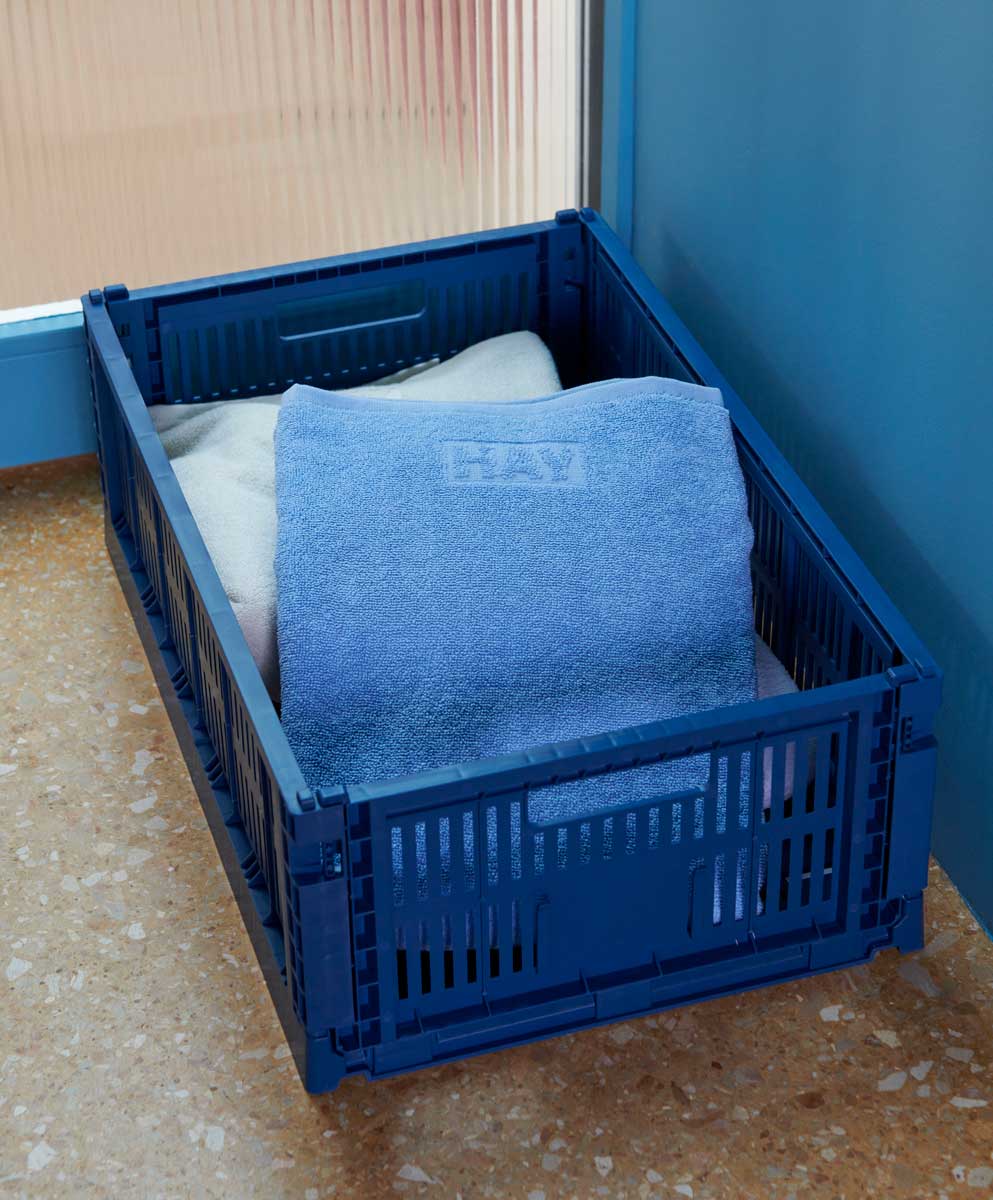 Mono-Bath-Towel-sky-blue_HAY-Colour-Crate-dark-blue.jpg