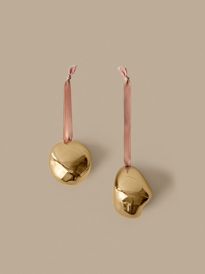 FermLiving_Holiday2026_PackshotsWithBackground_BellureBaubles_SetOf2_BrassFinish_1104273991.jpg