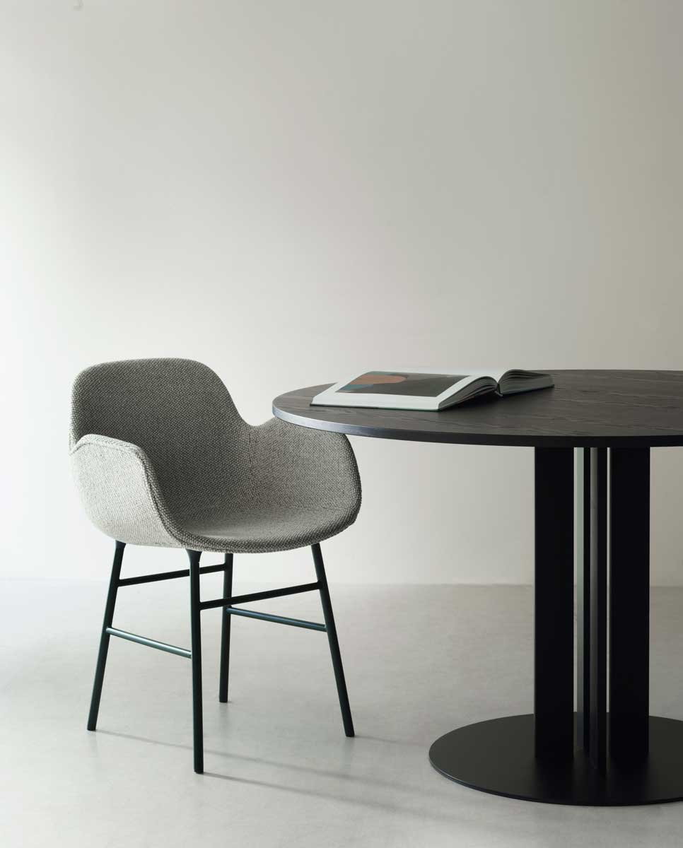 2023_Form_Armchair_Steel_Green_Safire_0006_Scala_Table_Ø130_Black_Oak.jpg
