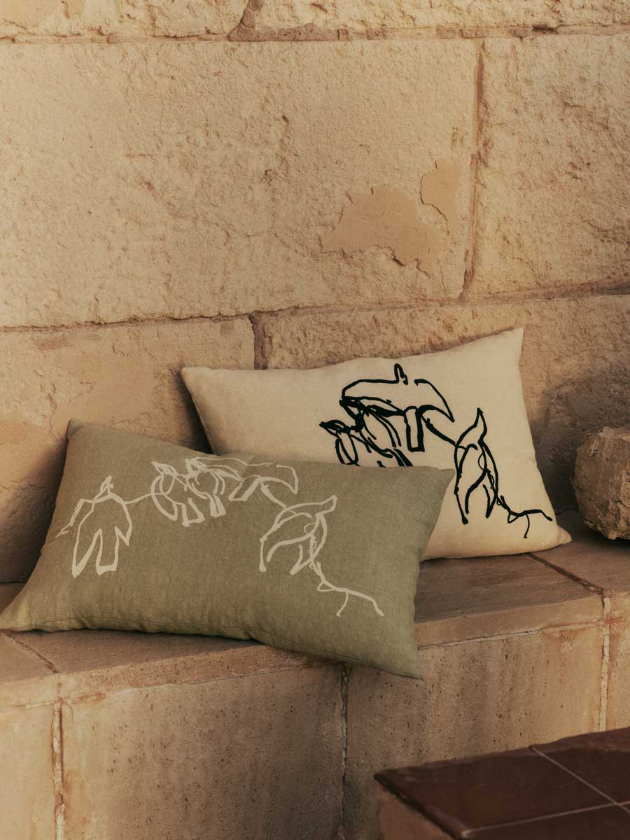 FermLiving_SS25_VueloCushion_ElmGreen_1104270837_1104270899_VueloCushion_Natural_1104270896_1104270900.jpg