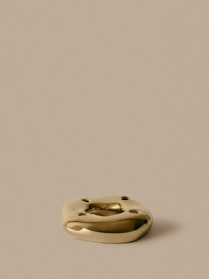 FermLiving_Holiday2026_PackshotsWithBackground_BellureRingCandleHolder_BrassFinish_1104273900.jpg